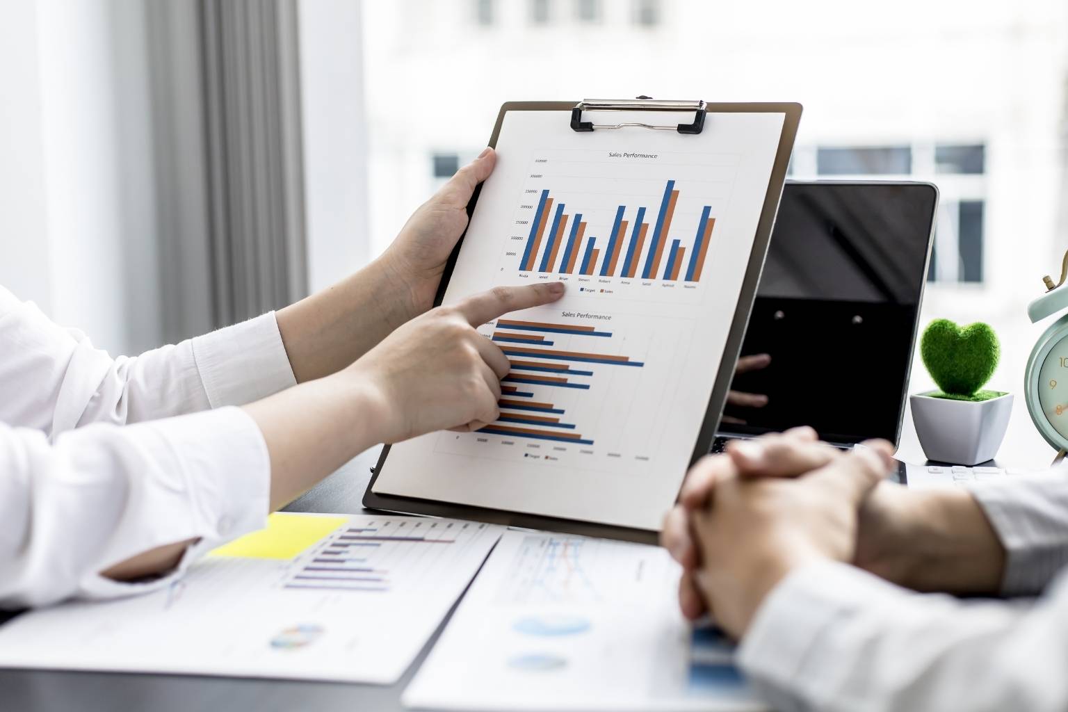 tracking sales performance with motivational quotes